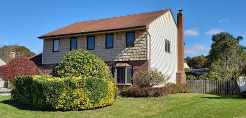 59 Lambeth St, Holbrook, NY 11741-5509