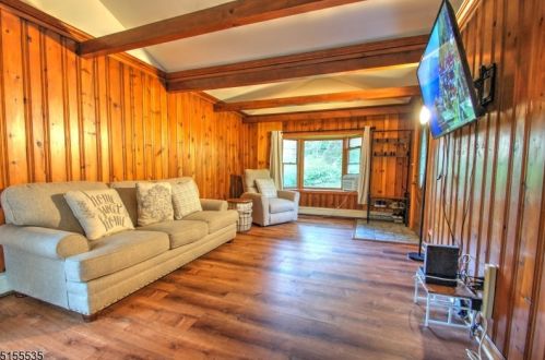 25 Grandview Ln, West Milford NJ  07480-1424 exterior