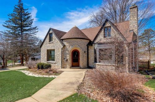 140 Porter Ave, Waukesha, WI 53186-8111