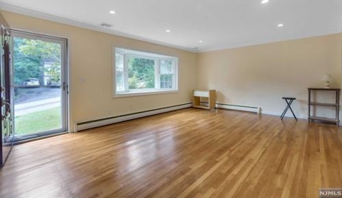 215 Hiawatha Blvd, Oakland NJ  07436-3619 exterior