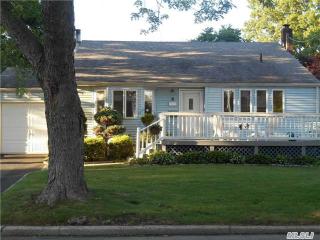 9 Barbara Rd, Hauppauge, NY 11779-4301