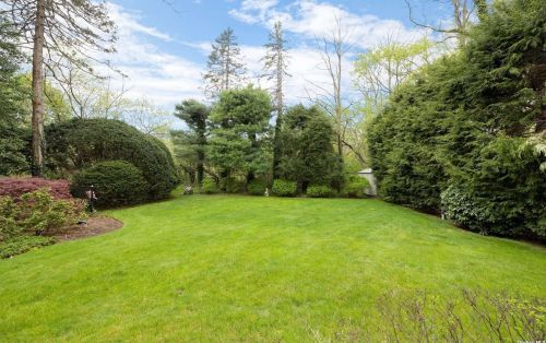 338 Elwood Rd, Elwood NY  11731-2215 exterior