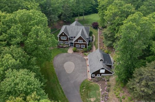 191 Falcon Crest Rd, Waterbury, CT 06762-1526