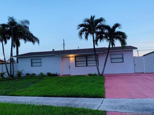 7898 173rd St, Hialeah FL  33015-3855 exterior