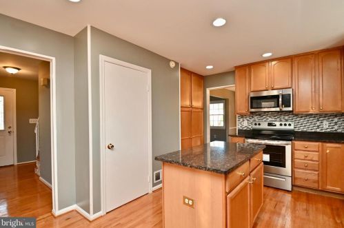 6153 Roxbury Ave, Springfield VA  22152-1625 exterior