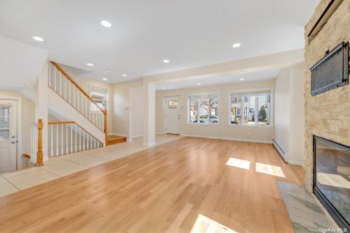 44 Emerson Ave, Floral Park, NY 11001-1628