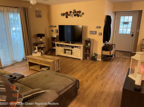 410 Daisy Ct, Jackson Twp NJ  08527-2585 exterior