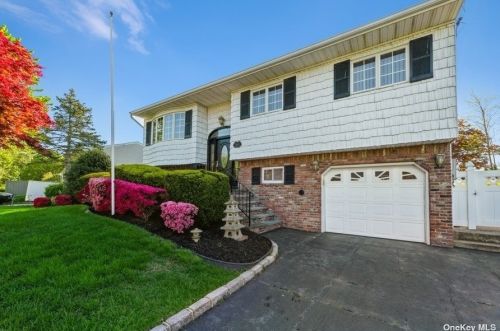 87 Babylon Ave, West Islip, NY 11795-1231