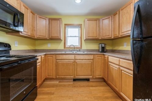 17 10th Rd, Far Rockaway NY  11693-0011 exterior