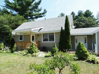 13 Greenway Dr, Glens Falls, NY 12804-1820
