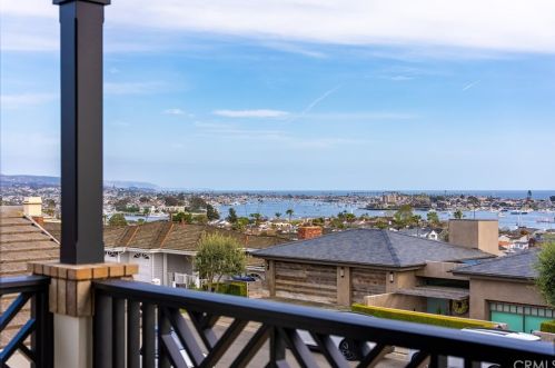 920 Kings Rd, Newport Beach CA  92663-5718 exterior