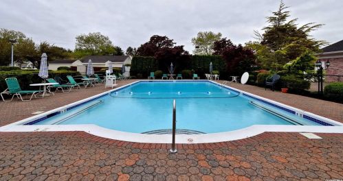 34 Chippendale Dr, Mount Sinai NY  11766-2606 exterior