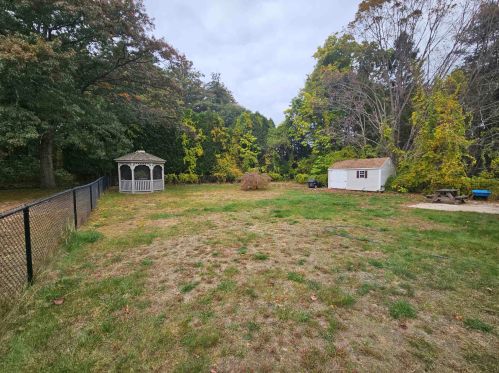 6 Gln Denin Dr, Salem NH  03079-2302 exterior