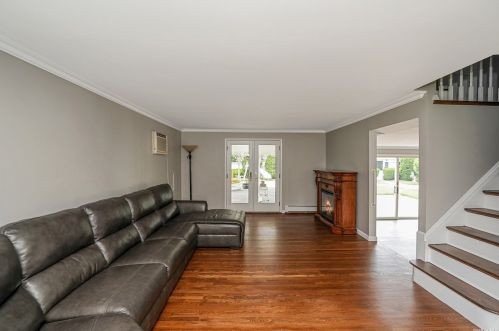 10 Cliftwood Pl, San Remo NY  11754-4011 exterior