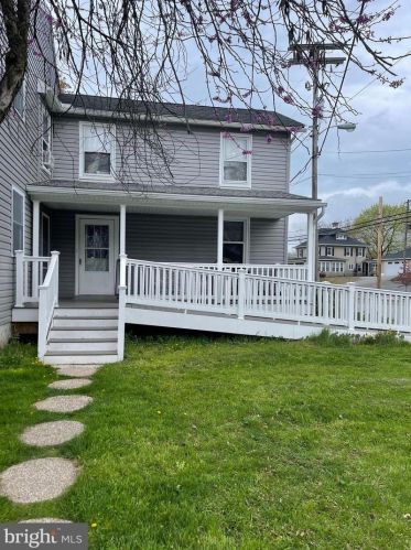 88 Maple St, Mount Wolf, PA 17347-9764