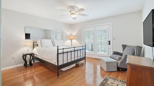 5904 Bayview Cir, Saint Petersburg FL  33707-3930 exterior