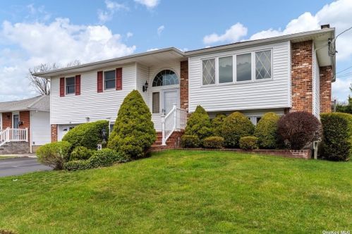 54 Evergreen Ave, Bethpage, NY 11714-1529