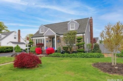 35 Walsh Ln, Westbury NY  11590-1029 exterior