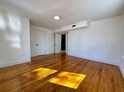 19 Main St, Foxborough, MA 02035-1808