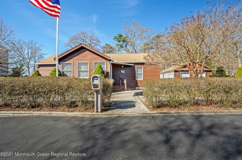 124 Woodland Dr, Bricktown NJ  08723-7433 exterior