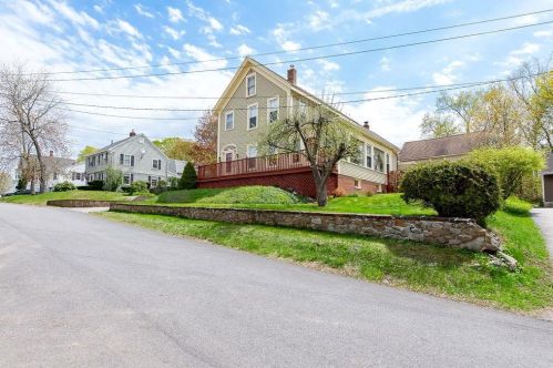 18 Spruce St, Somersworth, NH 03878-4412