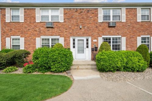 111 Doxbury Ln, Airmont, NY 10901-7244