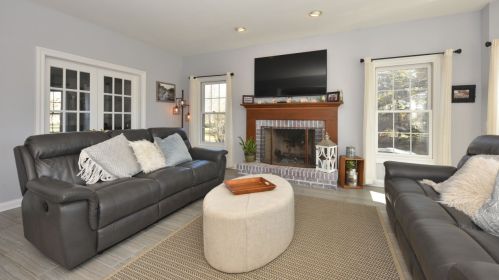 8817 Daventry Rd, Thiensville, WI 53097-3449