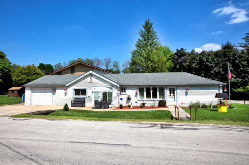 12400 Honey Ln, Waukesha, WI 53151-2645