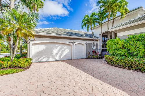 8814 Lakes Blvd, West Palm Beach, FL 33412-1549