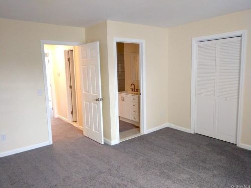 140 Villagegreen Ct, Warwick NY  10990-4238 exterior