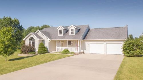 3051 Timber Creek Cir, Riverside, IA 52327-9015