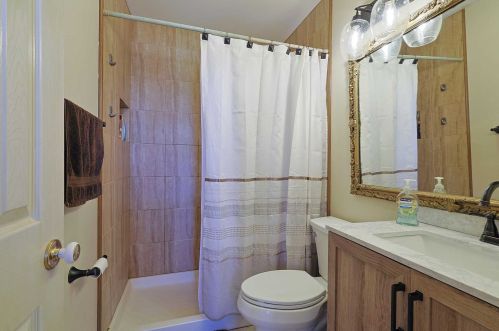 20 Hemlock Ct, Fishkill NY  12524-2618 exterior