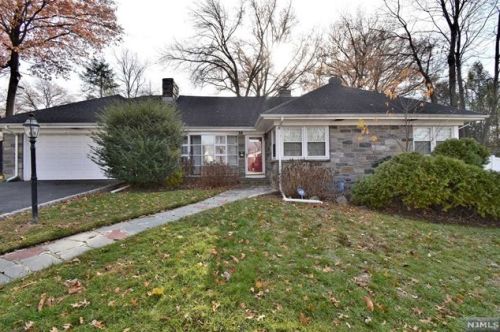 26 Elmwood Ter, Elmwood Park, NJ 07407-1729