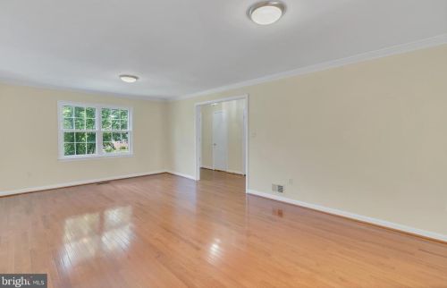 2827 Flagmaker Dr, Falls Church VA  22042-2204 exterior