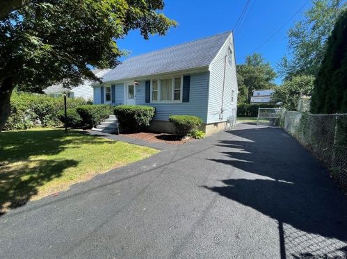 132 Oakleaf St, Bridgeport, CT 06606-1520