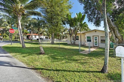 601 8th St, Dania Beach, FL 33004-2319