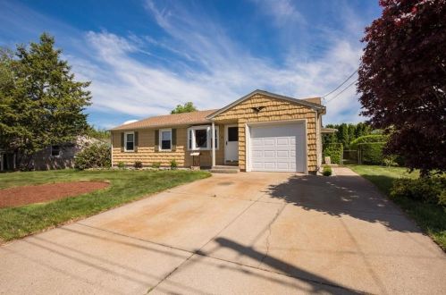 48 Stoneham Dr, Woonsocket, RI 02895-2721