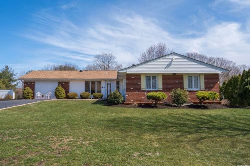 46 Tyburn Ln, South Setauket, NY 11720-1426