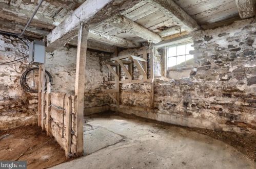 6411 Devonshire Hts Rd, Harrisburg PA 17111-4818 exterior