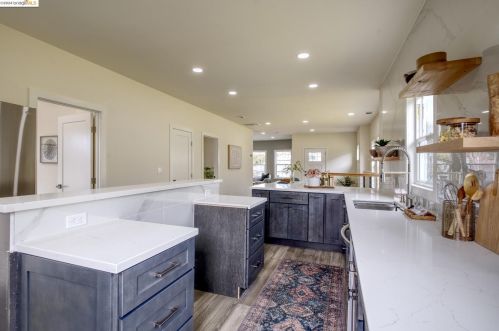 557 63 St, Oakland CA 94609-1244 exterior