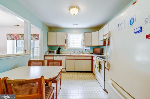 12 Meadowwood Ct, Columbus NJ  08022-1026 exterior