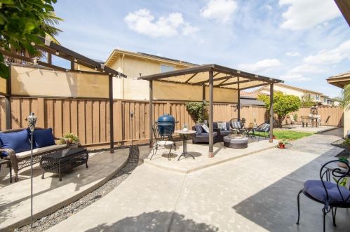 767 Red Barn Pl, Lathrop CA  95330-8975 exterior