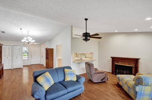 7 Farnworth Dr, Boynton Beach FL  33426-8121 exterior