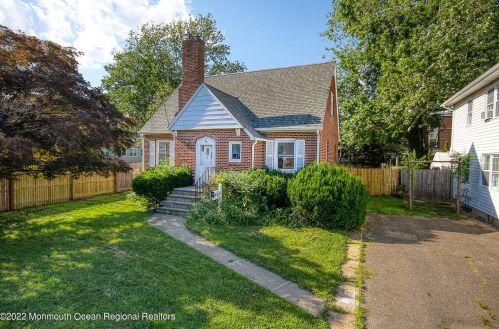 4 Institute St, East Freehold, NJ 07728-2310