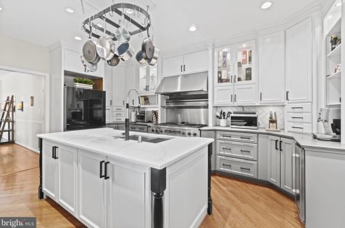 11410 Hollow Timber Ct, Herndon VA  20194-1980 exterior