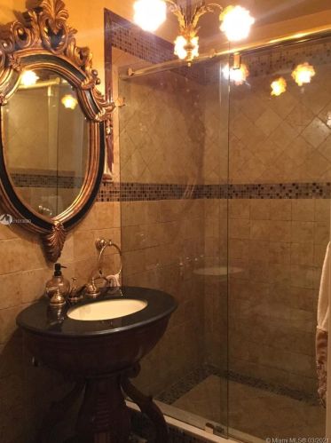 7235 Oakmont Dr, Hialeah, FL 33015-2018