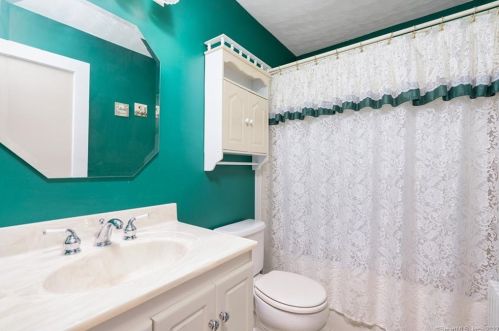 433 Newfield St, Middletown CT 06457-1830 exterior