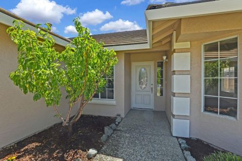 2121 Highland Dr, Hollister, CA 95023-6259