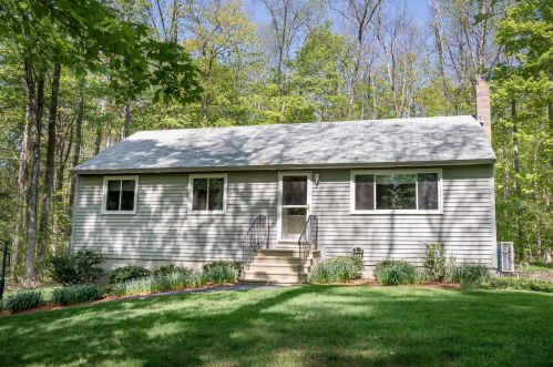 84 Candy Ln, Danville, NH 03819-5122