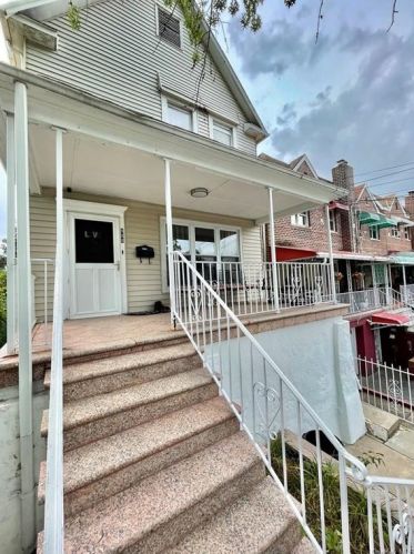 988 Adee Ave, Bronx, NY 10469-3920